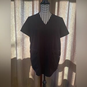 LTD ED STYLE! Figs Women’s Accra Scrub Top, Size: S, Color: Black/Feather Print